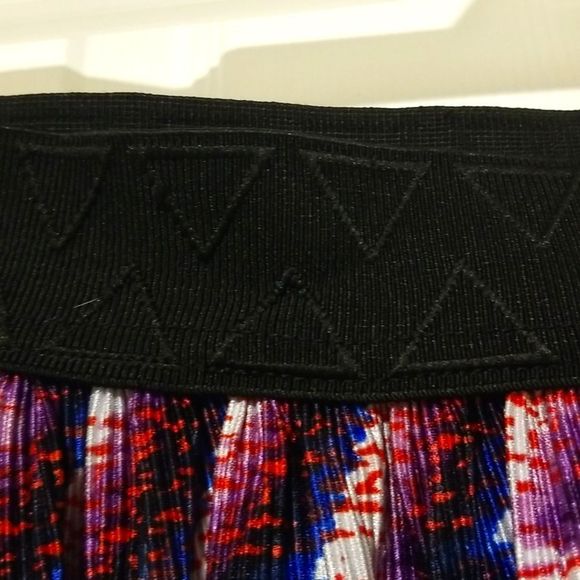 LULAROE pleated Jill skirt, chevron print with elastic waist band. Size XS - Picture 7 of 7